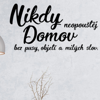 Samolepka Nikdy neopúšťaj domov bez pusy, objatia a milých slov